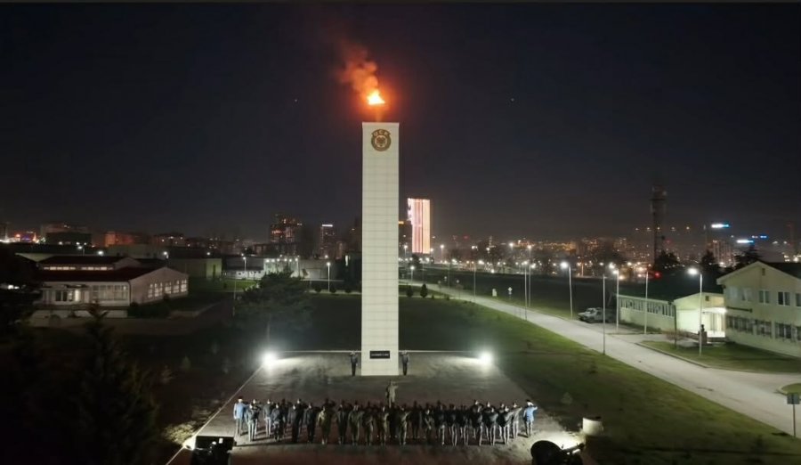 Përmbyllen aktivitetet për Epopenë: Ndizet flakadani në kazermën “Adem Jashari”