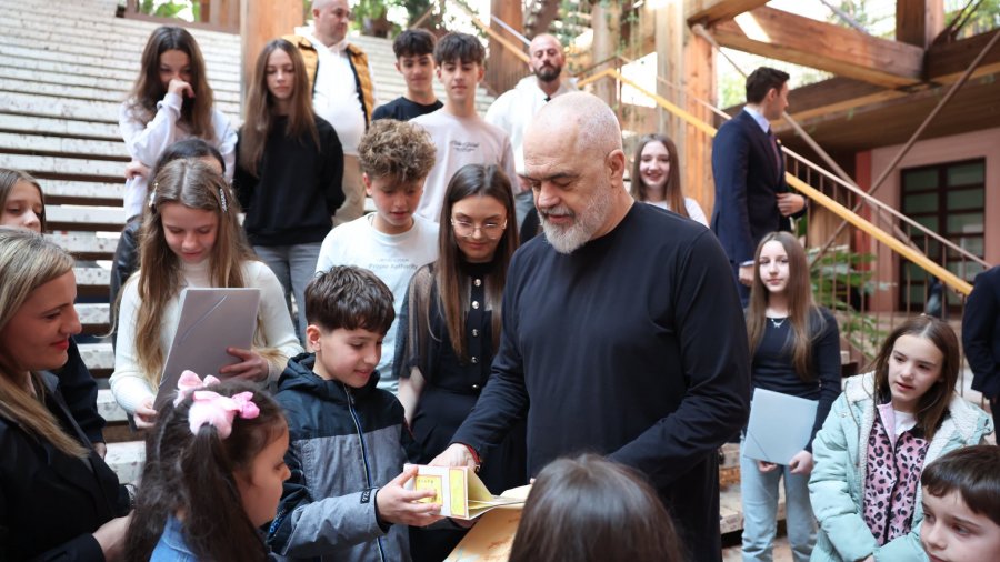 Edi Rama uron 7 Marsin nga Manastiri  Gjuha shqipe është një lidhje e fortë mes shqiptarëve