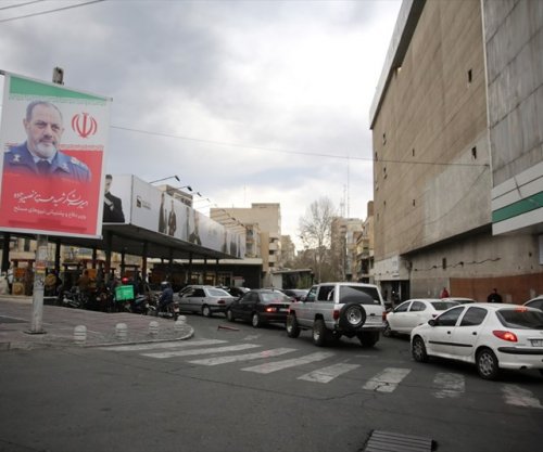 Radhë të gjata në stacionet e benzinës në Teheran [foto]