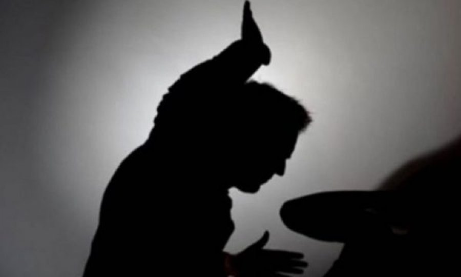 Hajvali  Babai godet vajzën me shuplakë  arrestohet