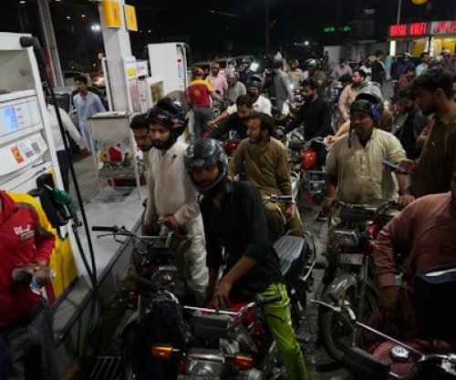 Pakistani mbyll të gjitha shkollat për të kursyer karburant