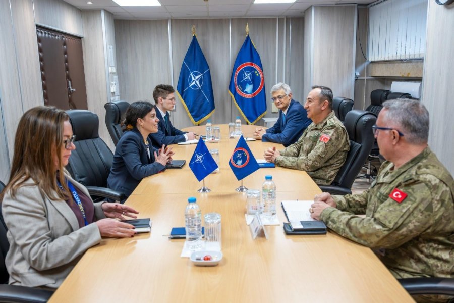 Zyrtarja e NATO s në takim me komandantin e KFOR it  diskutohet për sigurinë në Kosovë