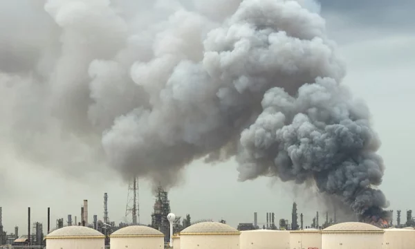 Sulmohet rafineria shtetërore në Bahrein, Irani lëshon raketa dhe dronë në një valë e re sulmesh