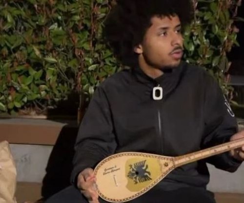 Karimi i bie çiftelisë, por ky detaj në instrument mori gjithë vëmendjen [video]