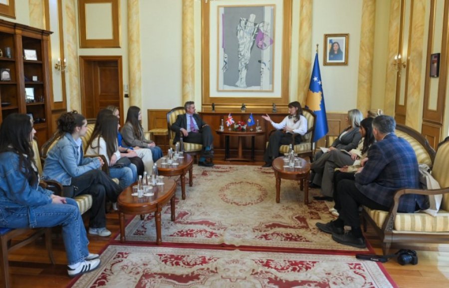 Haxhiu takohet me ambasadorin britanik dhe vajzat e  Ambassador for a Day 