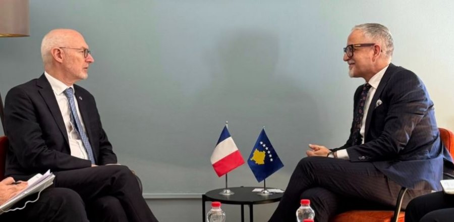Vitia takon ambasadorin francez, diskutohet thellimi i bashkëpunimit në shëndetësi