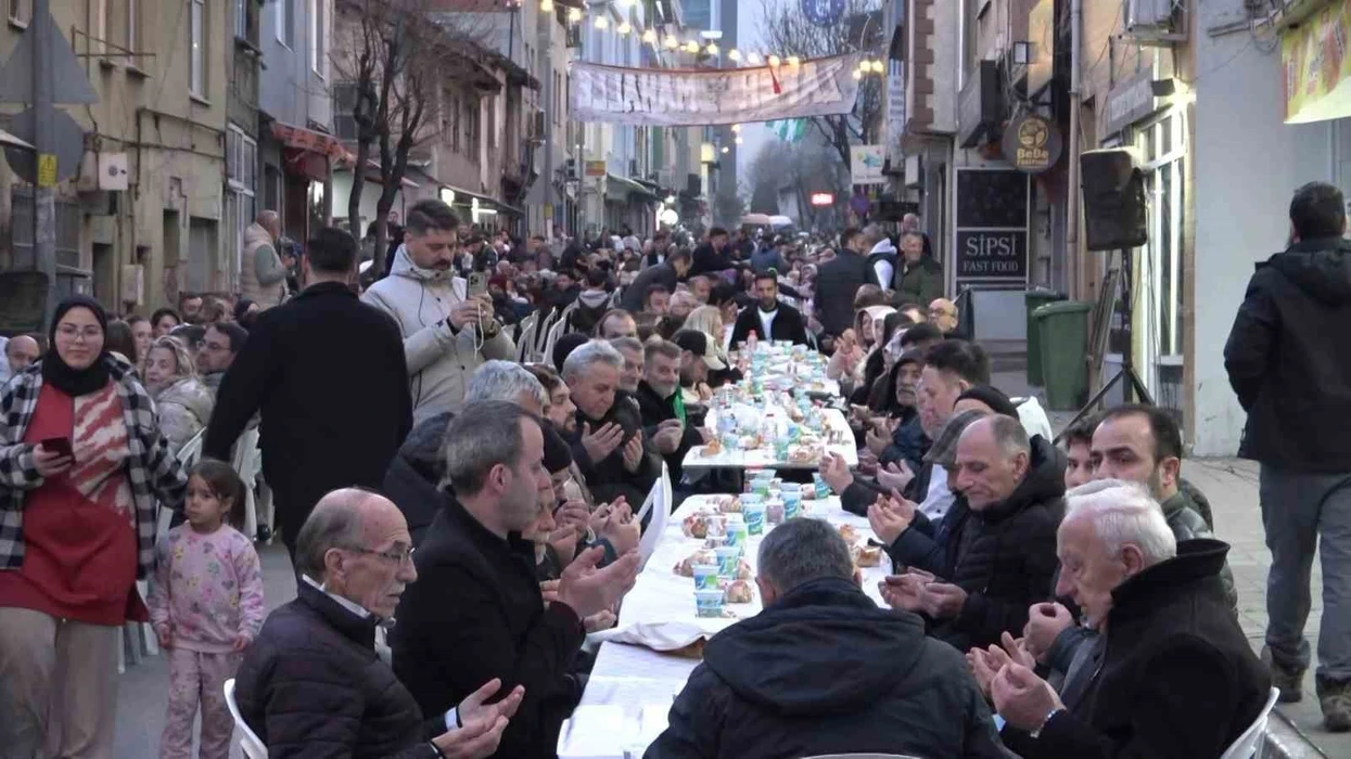 Shqiptarët në Turqi organizojnë iftar masiv me tavolina qindra metra