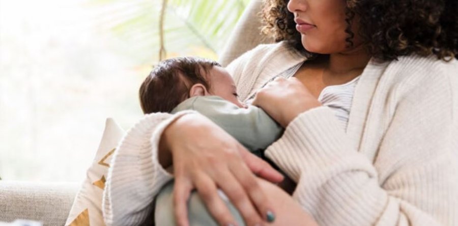 Përfitimet që i sjell gjidhënia te nëna dhe bebja