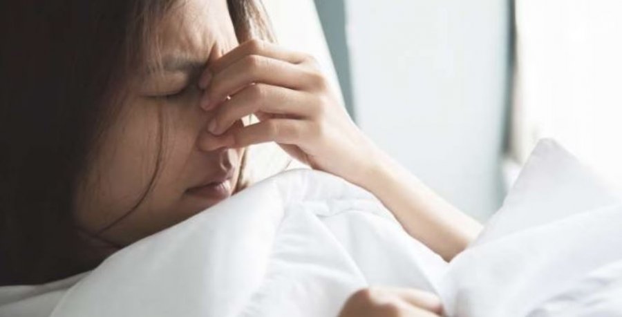 Dhimbje koke në mëngjes, çfarë mund ta shkaktojë dhe si ta trajtojmë?