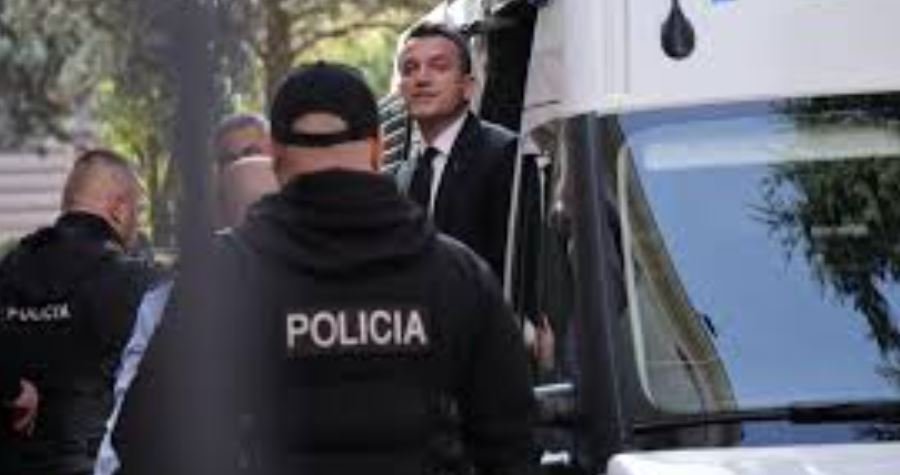 veliaj-merr-dosjen-ne-qeli-spak-u-i-con-ne-burg-28-mije-faqe-me-aktet-hetimore