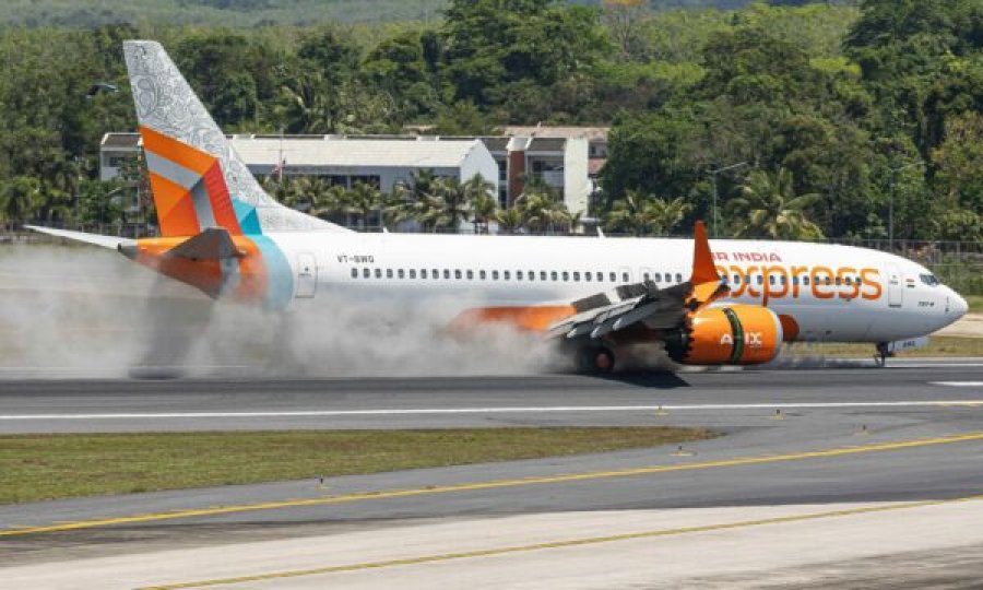Aeroplani humb rrotat në një aeroport të madh ndërkombëtar