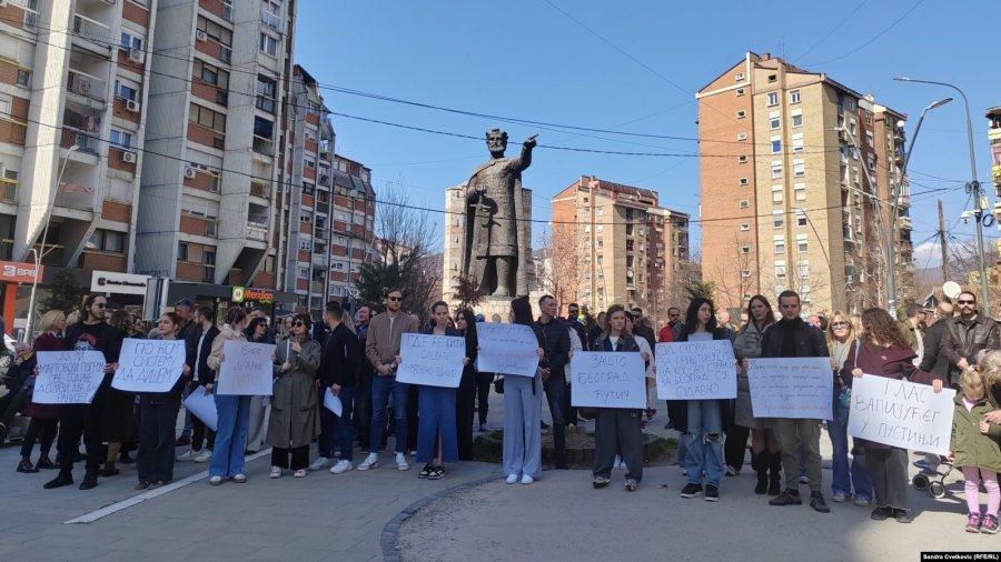 Disa studentë e profesorë protestojnë në veri kundër integrimit në sistemin kosovar të arsimit
