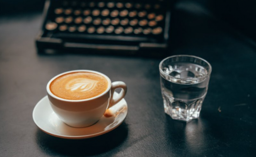 Si reagon trupi nëse pini gjashtë kafe në ditë 