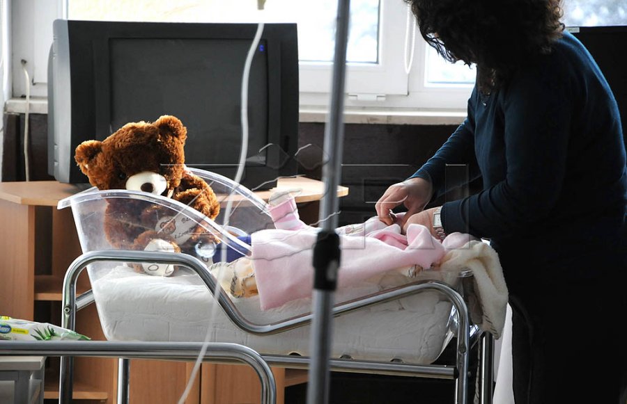 Raporti i UNFPA: Dy në tri gra në Ballkan përjetojnë keqtrajtim gjatë lindjes, 39% e grave në Kosovë të pakënaqura