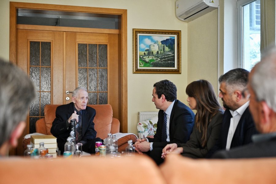 Kryeministri vizitoi Mehmet Hajrizin: Demonstratat e ’81-shit, themel për luftën çlirimtare
