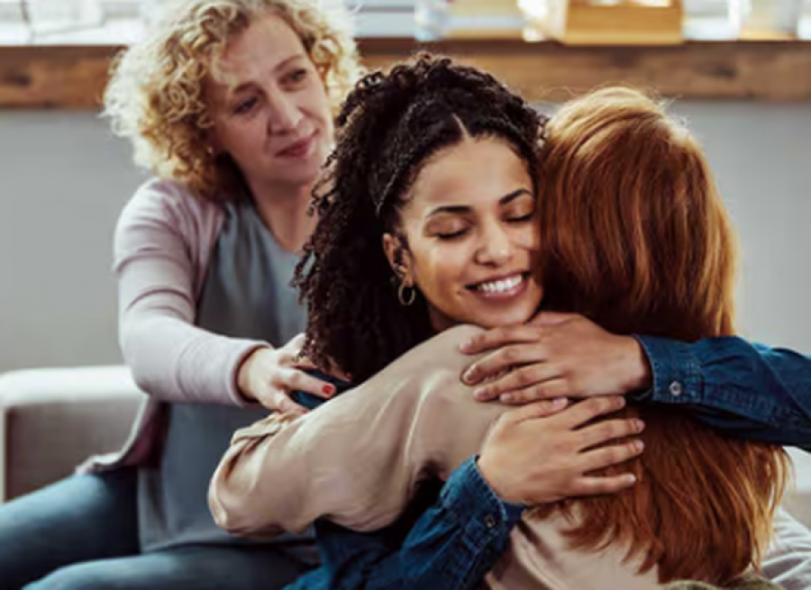 Pse mbështetja mes grave rrit mirëqenien mendore 