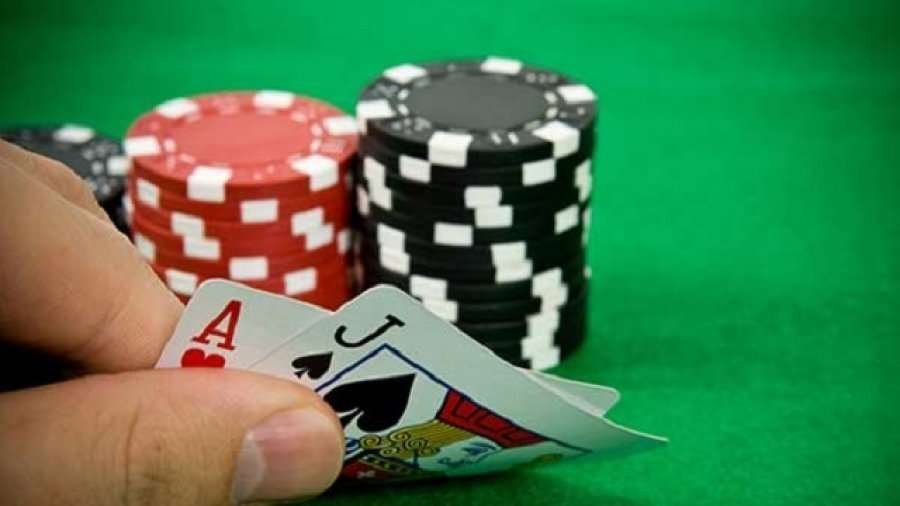 Prangosen pesë persona në Malishevë  u kapën duke luajtur bixhoz