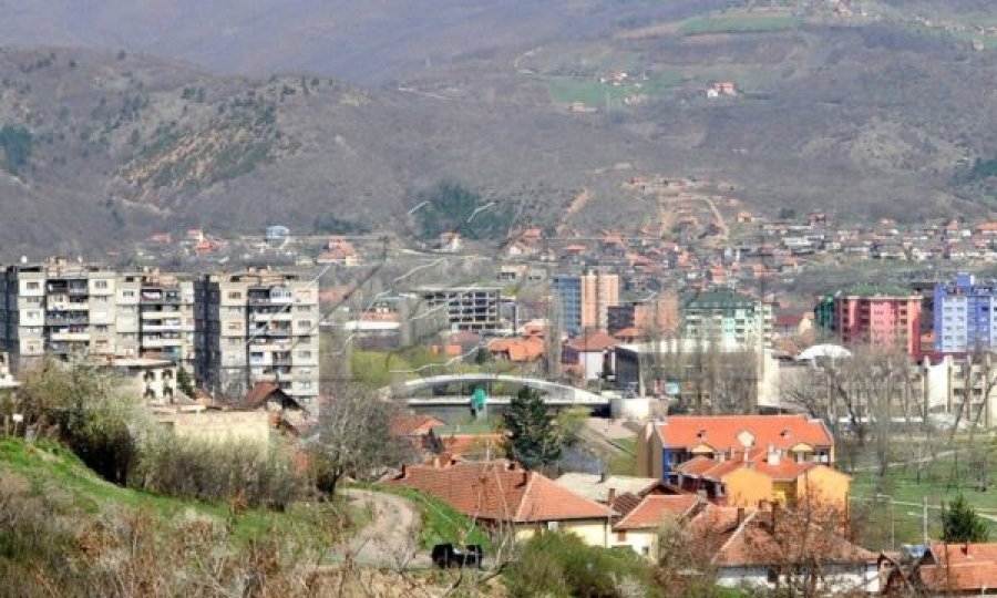 Shtëpitë e braktisura në veri të Mitrovicës kthehen në depo armësh