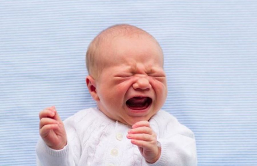 Pse qajnë foshnjat dhe si mund t’i qetësojnë prindërit