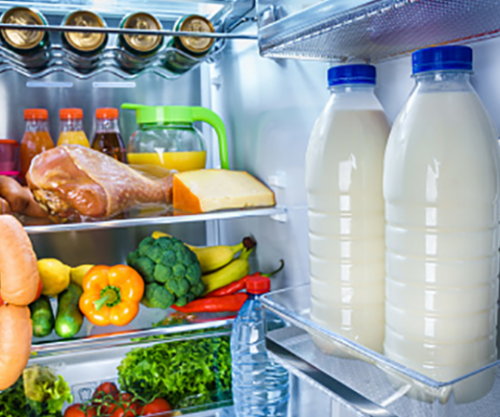 Qumështi asnjëherë nuk duhet të mbahet në derën e frigoriferit