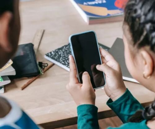 Krocia ndalon përdorimin e telefonave në shkollat fillore