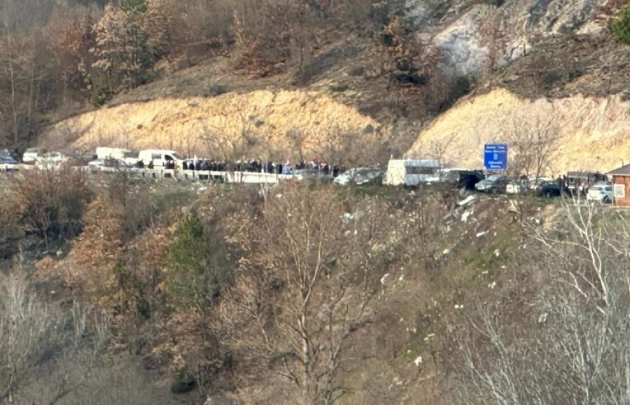 Numër i vogël serbësh protestojnë afër Jarinjës  mbyllet qarkullimi