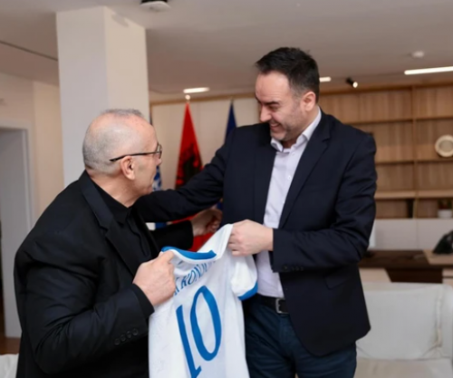 Konjufca pret Ademin dhe zyrtarët e FFK-së, para ndeshjes historike me Sllovakinë