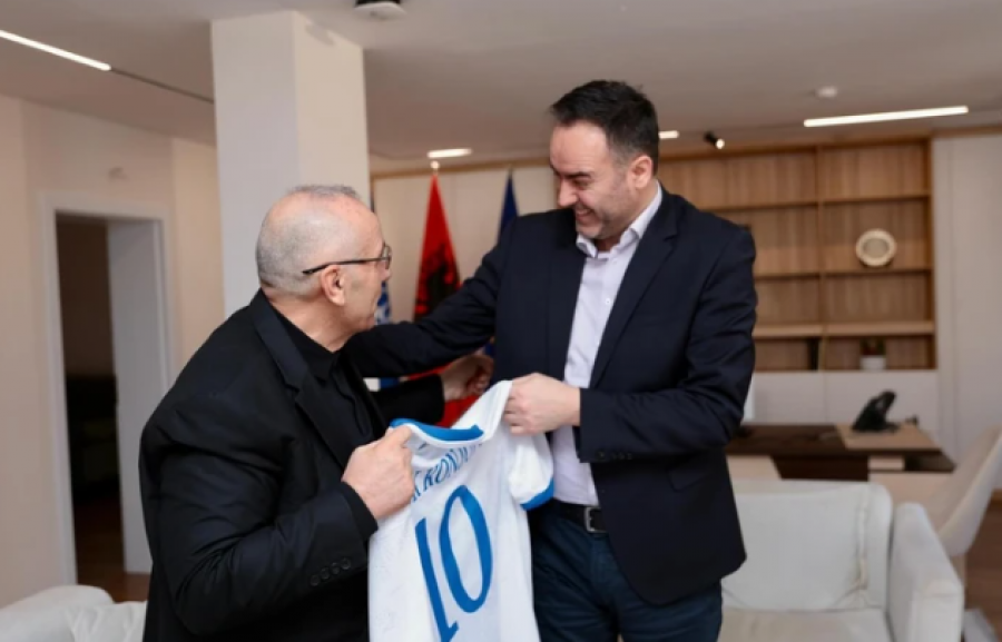 Konjufca pret Ademin dhe zyrtarët e FFK-së, para ndeshjes historike me Sllovakinë