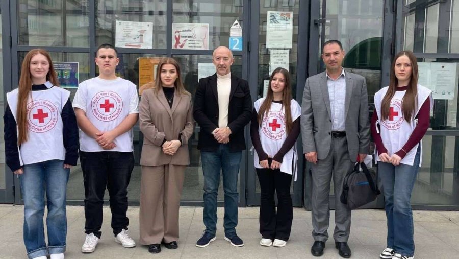 Nxënësit e Gjimnazit  Skënderbeu  në Drenas prezantojnë projektin e Kryqit të Kuq për vlerat humane