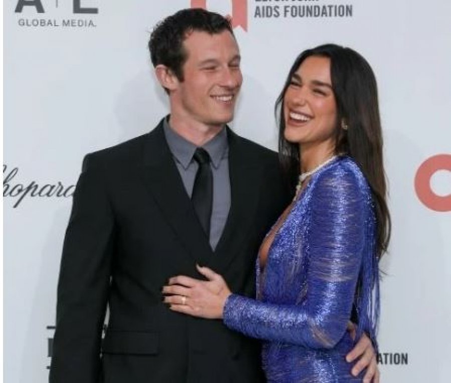 Dua Lipa shkëlqen në festën e Elton John AIDS Foundation me një fustan vjollcë plot shkëlqim nga Gucci