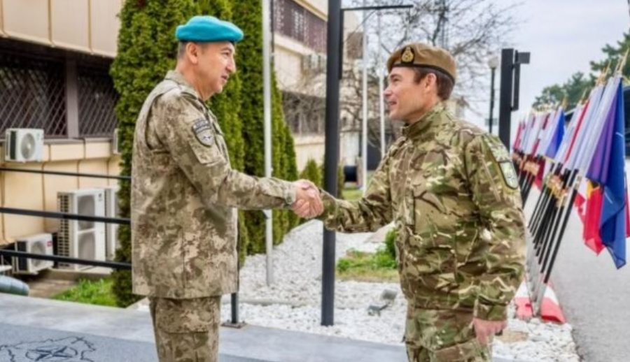 Komandanti i KFOR it takon zëvendëskomandantin e Korpusit të NATO s në Itali  flasin për sigurinë në rajon