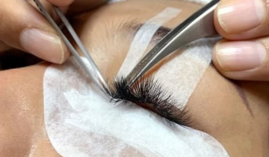 Ekspertët paralajmërojnë: Zgjatjet e qerpikëve mund të shkaktojnë probleme serioze me sytë