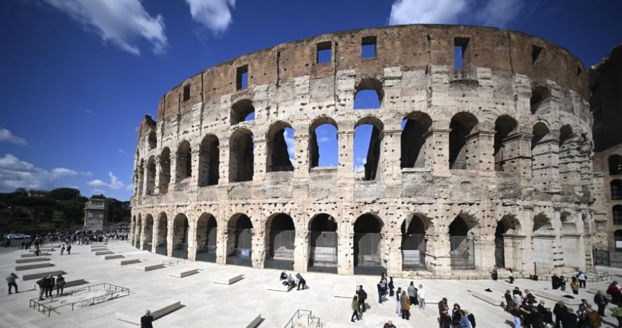 Rihapet për vizitorët Koloseu në Romë