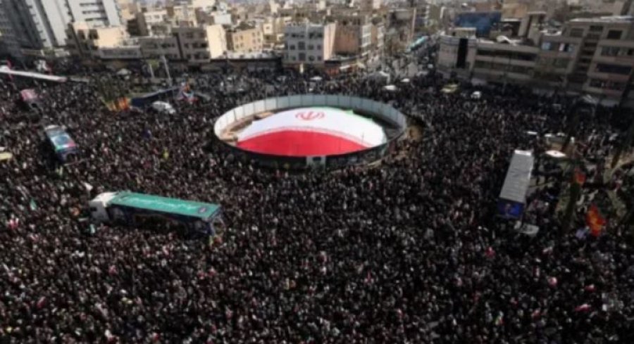 BBC  Turma të mëdha mblidhen në Teheran për funeralet e zyrtarëve të lartë