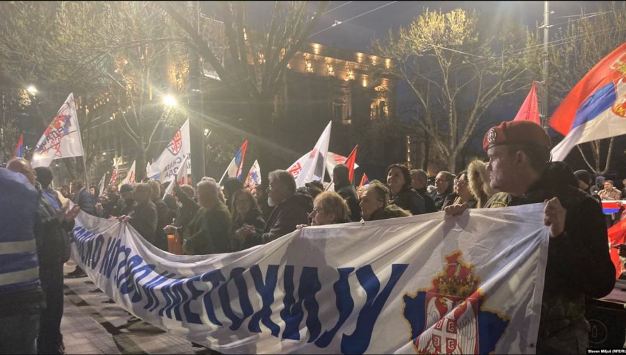 Djathtistët serbë protestojnë në Beograd kundër Ligjit për të huajt në Kosovë
