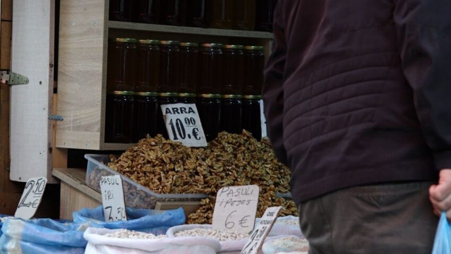 Para festës së Bajramit ngrihen çmimet  një kilogram arra 10 euro