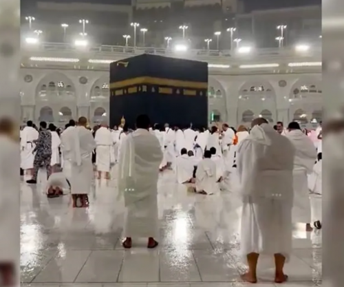 Në ditën e fundit të Ramazanit mijëra myslimanë luten në Qabe nën shi