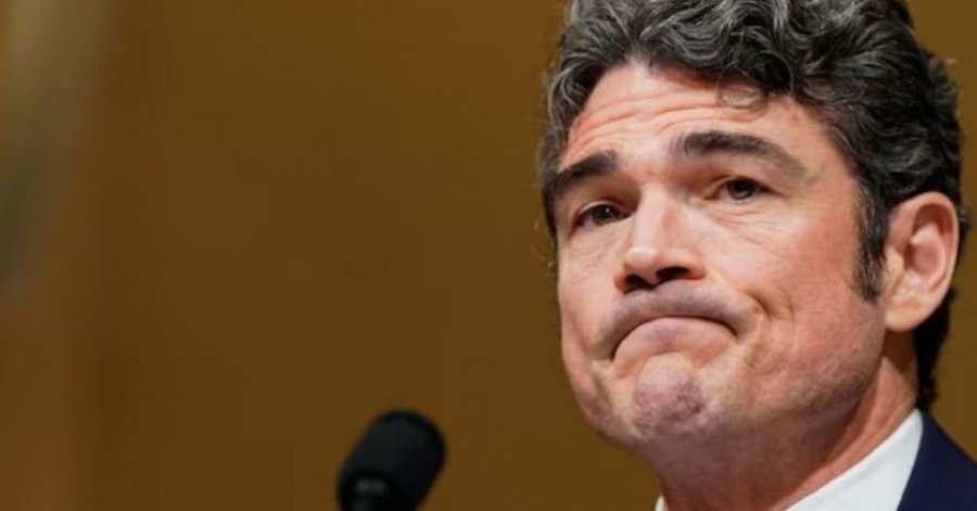 Pas dorëheqjes, FBI-ja po heton ish-drejtorin e Antiterrorizmit në SHBA