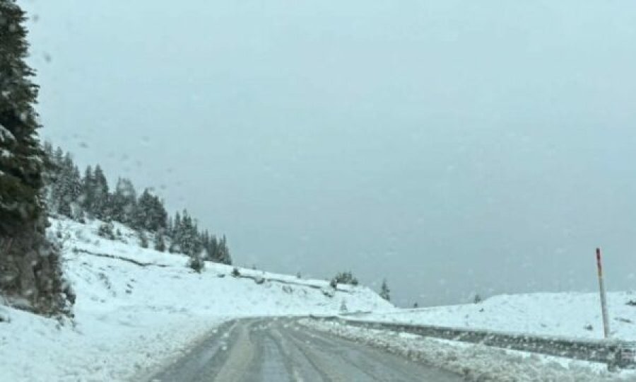 Rruga Pejë-Kullë-Rozhajë bëhet e kalueshme për të gjitha automjetet, por vetëm me pajisje dimërore