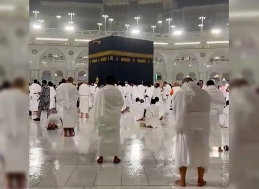 Në ditën e fundit të Ramazanit, mijëra myslimanë luten në Qabe nën shi