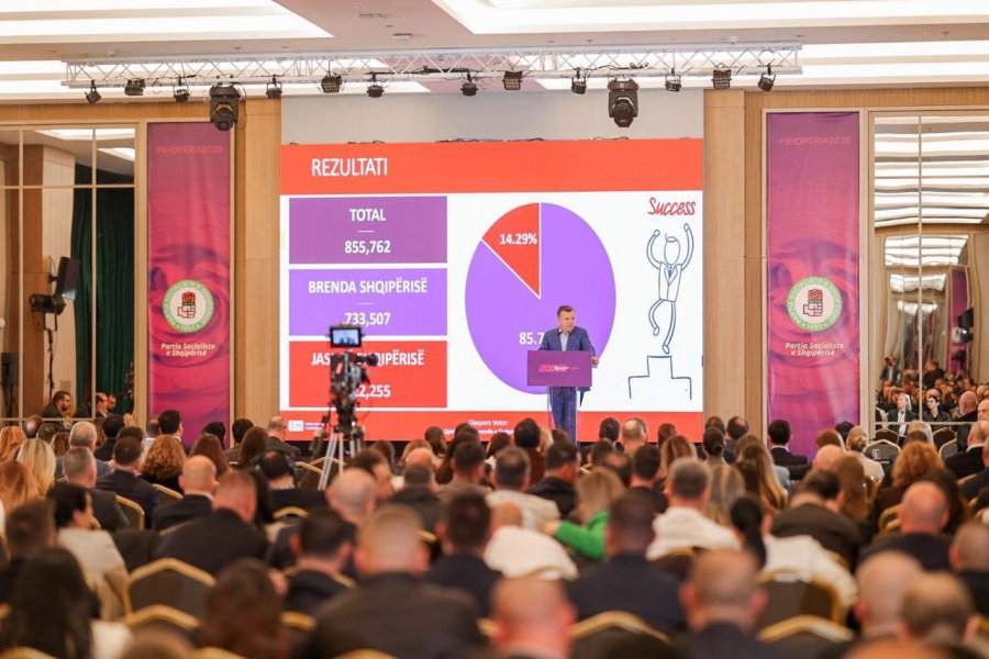 kritikat-rama-ndeshkon-elisa-spiropalin-e-shkarkon-nga-drejtimi-politik-i-tiranes-heq-edhe-becin-e-sakon