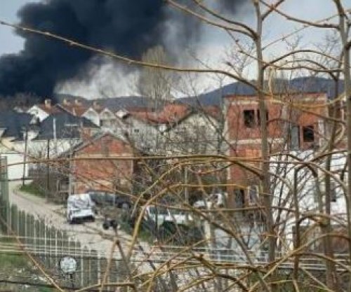 Zjarri përfshin goma dhe mbeturina pranë banesave në Hajvali