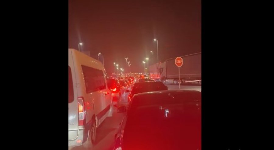 Mërgimtarët në hall, deri në 6 orë pritje në kufirin Serbi-Kroaci [video]