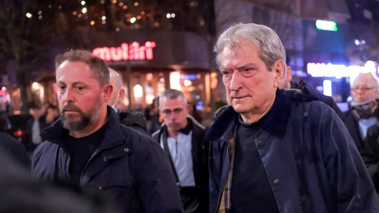 Molotovë njëri pas tjetrit, protesta në Tiranë mbyllet me disa të lënduar