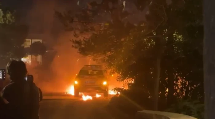 Vazhdojnë tensionet në protestën e opozitës shqiptare, digjet një makinë policie