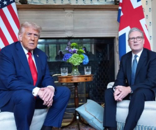 Trumpi dhe Starmeri bisedojnë në telefon, pajtohen që të rihapet ngushtica e Hormuzit