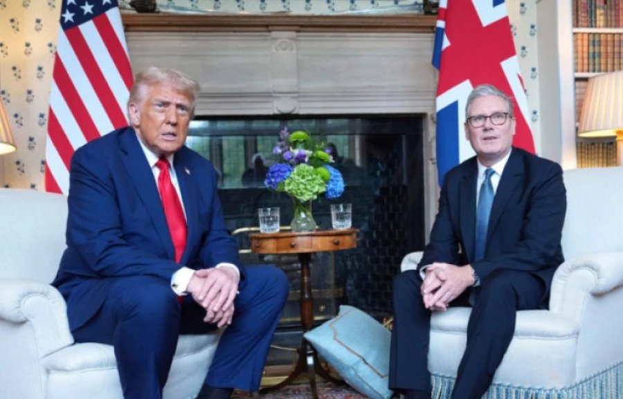 Trumpi dhe Starmeri bisedojnë në telefon  pajtohen që të rihapet Ngushtica e Hormuzit