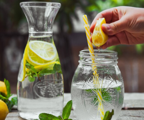 Dhjetë të mira që ia bëni shëndetit duke pirë ujë me limon
