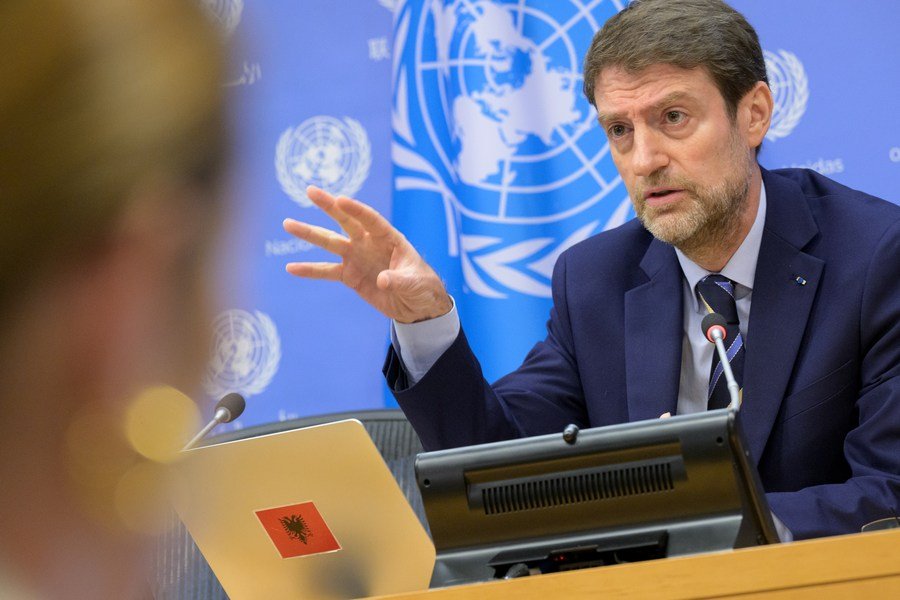 Ndërhyrja e NATO-s, Hoxha: Bota zgjodhi të mos qëndronte indiferente