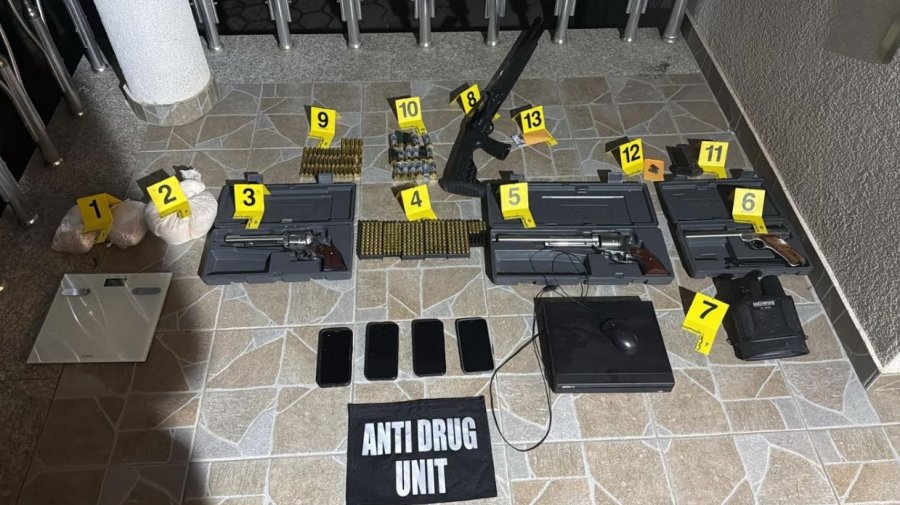 sekuestrohen-2-kg-heroine-dhe-arme-pa-leje-ne-suhareke-tre-te-arrestuar